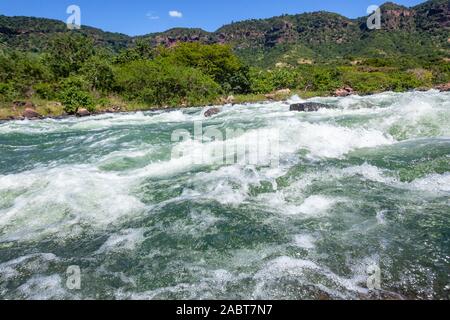 River Water Rapids Felsen reißende Ströme Naturen power closeup Tal Stockfoto