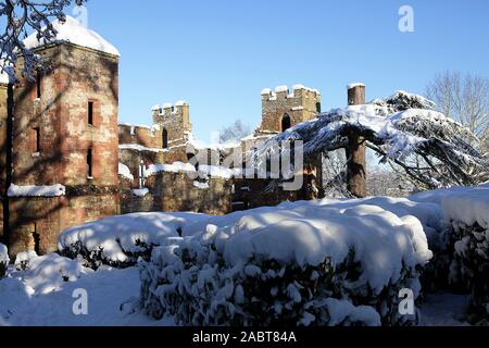 Acton Burnell Schloss am Tag nach der schweren Schneefälle im Dezember 2017 aufgenommen. Das Schloss stammt aus dem späten 13. Jahrhundert in England. Stockfoto