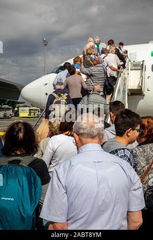 Boarding eine kostengünstige Flug am Flughafen Tirana, Albanien. Stockfoto