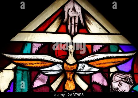 Pfingsten. Die pfingstkirchen Taube (der Heilige Geist). Saint Joseph de Flossen Kirche. Glasfenster. Von Annecy. Frankreich. Stockfoto
