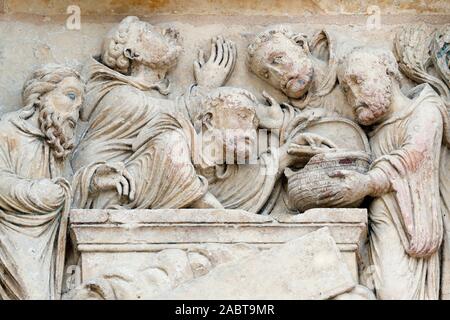 Abtei Fleury ist einer der am meisten gefeierten Benediktinerklöster. Reliquien des Benedikt von Nursia. Norden Portal. Saint Benoit sur Loire. Frankreich. Stockfoto