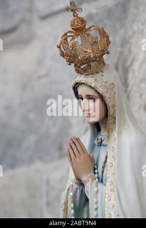 Die Muttergottes vom heiligen Rosenkranz von Fatima. Abtei Fleury ist einer der am meisten gefeierten Benediktinerklöster. Saint Benoit sur Loire. Frankreich. Stockfoto