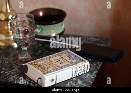 Thora auf dem Nachttisch im Schlafzimmer. Frankreich. Stockfoto
