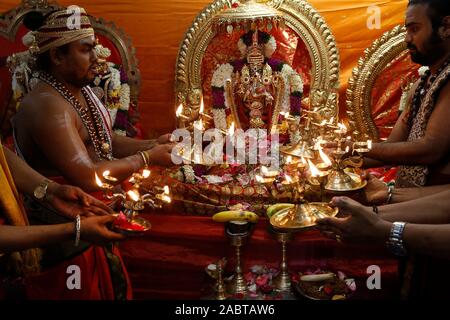 Ganesh Festival in Paris, Frankreich. Morgen Zeremonie im Tempel. Stockfoto