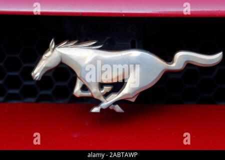 Ford Mustang Pferd Logo auf dem Kühlergrill des klassischen amerikanischen Auto. Frankreich. Stockfoto