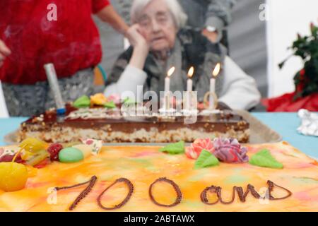 Alte Frau auf den 100. Geburtstag. Gerne 100 Jahre Geburtstag Kuchen. Frankreich. Stockfoto