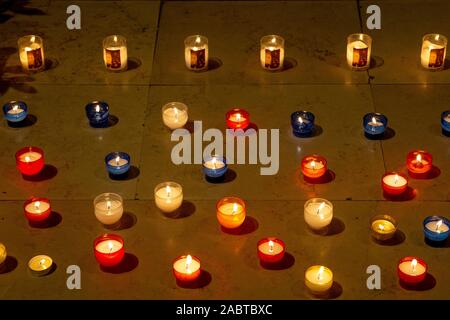 Beleuchtung angeboten am 8. Dezember bei der Hl. Franz von Sales Kirche, Lyon, Paris. Stockfoto