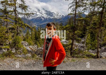 13-jähriger Junge im Urlaub in der Haute Savoie, Frankreich. Stockfoto