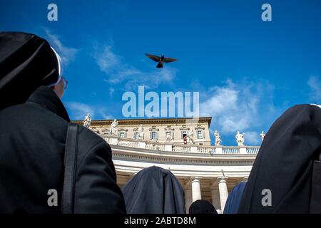 Papst Franziskus liefert seinen Segen beim Angelus 12.00 Uhr Gebet in Saint Peter's Square. Vatikanstadt. Stockfoto