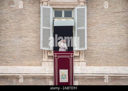 Papst Franziskus liefert eine Rede aus dem Fenster seines Ateliers während seiner sonntäglichen Regina Caeli-Gebet auf dem Petersplatz im Vatikan Stockfoto