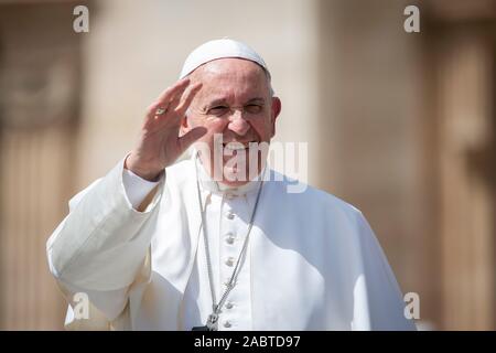 Papst Franziskus begrüßt die Gläubigen am Ende seiner Generalaudienz auf dem Petersplatz im Vatikan. Stockfoto