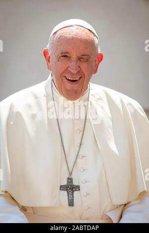 Papst Franziskus kommt für seine wöchentliche Generalaudienz auf dem Petersplatz im Vatikan. Stockfoto