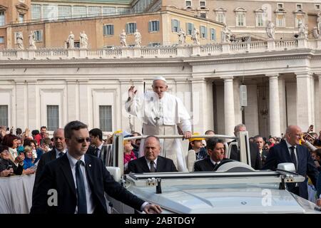 Papst Franziskus kommt für seine wöchentliche Generalaudienz auf dem Petersplatz im Vatikan. Stockfoto