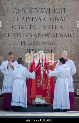 Papst Franziskus feiert Palmsonntag Messe auf dem Petersplatz im Vatikan. Stockfoto