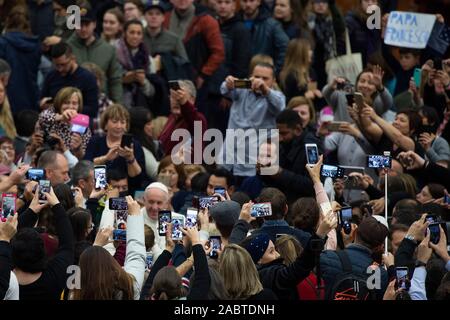 Papst Franziskus kommt für seine wöchentliche Generalaudienz in der Audienzhalle im Vatikan. Stockfoto