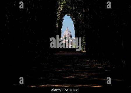 Blick auf St. Peter dom Villa del Priorato di Malta (oder Magistral Villa). Rom, Italien. Stockfoto