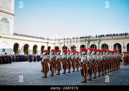 Jährliche Vereidigung der neuen Päpstlichen Schweizergardisten, Vatikanstadt. Stockfoto