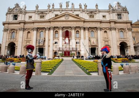 Schweizer Gardisten und Carabinieri (italienische Polizei) an Papst Franziskus' Ostermesse auf dem Petersplatz im Vatikan. Stockfoto