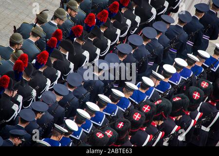 Die italienische Polizei beim Papst Franziskus Ostern Heilige Messe auf dem Petersplatz im Vatikan. Stockfoto