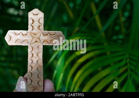 Nahaufnahme einer christlichen Kreuz auf einem frischen grünen Palmen verlassen. Kep. Kambodscha. Stockfoto