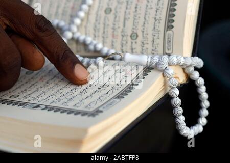 Das islamische Gebet Perlen und Koran. Togo. Stockfoto