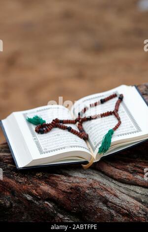 Das islamische Gebet Perlen (tasbih) und open Quran Stockfoto