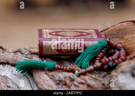 Islamische Gebetskette und Koran. Stockfoto
