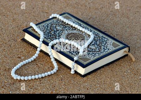 Islamische Gebetskette und Koran. Stockfoto