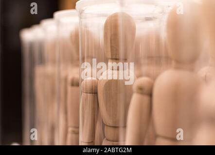 Eine Reihe von hölzernen Puppen in Boxen, eines davon im Fokus Stockfoto