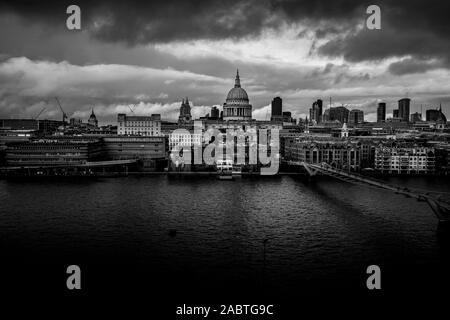 London England UK. Stadt Panorama gesehen von der Tate Modern auf die Themse, St Pauls Kathedrale von Sir Christpher Wren. 27. November Stockfoto