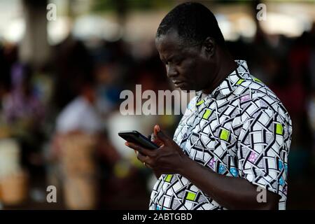 Afrikanischer Mann mit einem Smartphone. Togo. Stockfoto