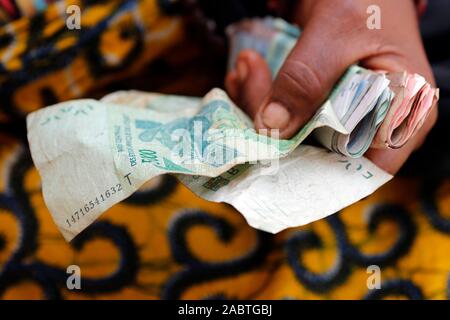 Frau mit CFA-Francs. Banknoten. Close-up. Lome. Togo. Stockfoto
