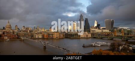 London England UK. Stadt Panorama gesehen von der Tate Modern auf die Themse vom 27. November 2019. angezeigt St Pauls Kathedrale von Sir Chris Stockfoto