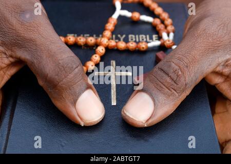 Die Bibel zu studieren. Close-up auf Händen und Gebet Perlen. Lome. Togo. Stockfoto