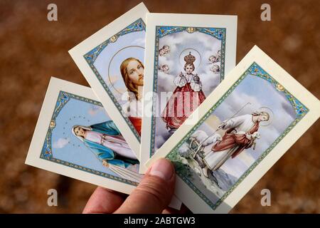 Auswahl der katholischen Bilder in den Händen. Close-up. Stockfoto