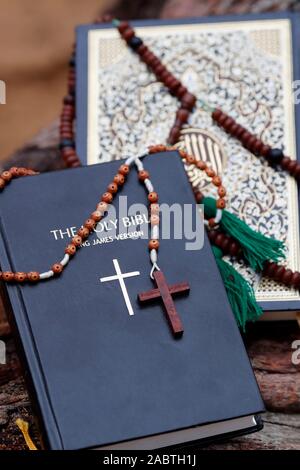 Gebet Perlen, Bibel und Kuran. Interreligiöse Symbole. Stockfoto