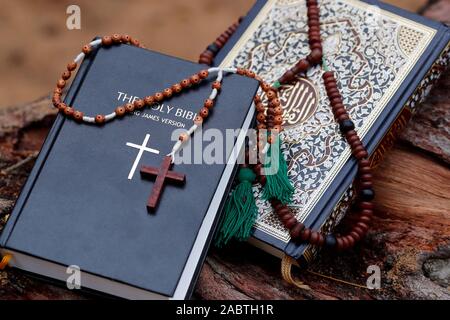 Gebet Perlen, Bibel und Kuran. Interreligiöse Symbole. Stockfoto