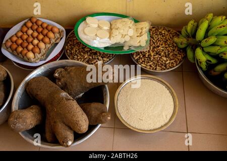 Feier in St. Johannes Paul II. Katholische Kirche, Kpalime, Togo. Angebote und host Wafer. Stockfoto