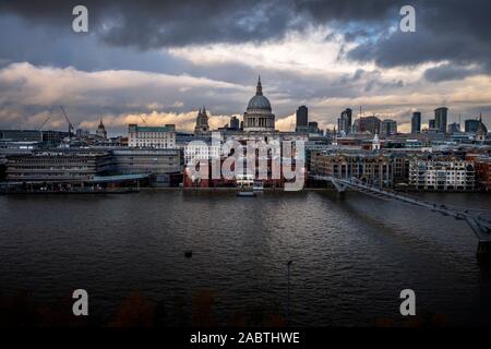 London England UK. Stadt Panorama gesehen von der Tate Modern auf die Themse, St Pauls Kathedrale von Sir Christpher Wren. 27. November Stockfoto