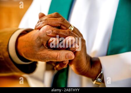 Anglikanische Priesterin Rose Hudson-Wilkin gruss Gemeindemitglieder in All Hallows durch den Turm, die älteste Kirche in der Stadt von London. Großbritannien Stockfoto