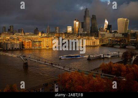 London England UK. Stadt Panorama gesehen von der Tate Modern auf die Themse vom 27. November 2019. Millennium Bridge; Shakespeare Turm Ba Stockfoto