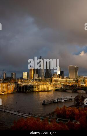 London England UK. Stadt Panorama gesehen von der Tate Modern auf die Themse vom 27. November 2019. Millennium Bridge; Shakespeare Turm Ba Stockfoto