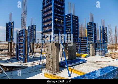 Die Schaffung der Basis der Hochhäuser mit speziellen Spalten. Stahlbetonstützen mit Bügeleisen Beschichtung stehen auf den großen Platten. Stockfoto