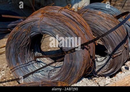 Die Schaffung der Basis der Hochhäuser mit speziellen Spalten. Stahlbetonstützen mit Bügeleisen Beschichtung stehen auf den großen Platten. Stockfoto