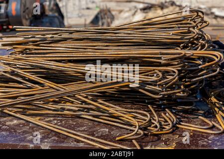 Die Schaffung der Basis der Hochhäuser mit speziellen Spalten. Stahlbetonstützen mit Bügeleisen Beschichtung stehen auf den großen Platten. Stockfoto