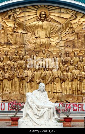Die Gottesmutter Maria, die toten Körper von Jesus Christus Statue. Basilika Unserer Lieben Frau von La Vang. La Vang. Vietnam. Stockfoto