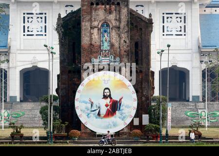 Basilika Unserer Lieben Frau von La Vang. Die alte Kirche im Jahre 1928 erbaut. La Vang. Vietnam. Stockfoto