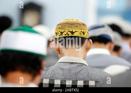 Cholon Jamial Moschee. Muslimische am Freitag das Gebet (Salat). Kufi hat. Stockfoto