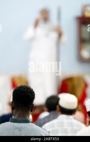 Cholon Jamial Moschee. Muslimische am Freitag das Gebet (Salat). Imam der Predigt (khutbah). Stockfoto