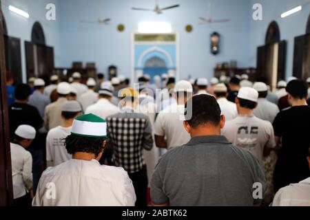 Cholon Jamial Moschee. Muslimische am Freitag das Gebet (Salat). Stockfoto